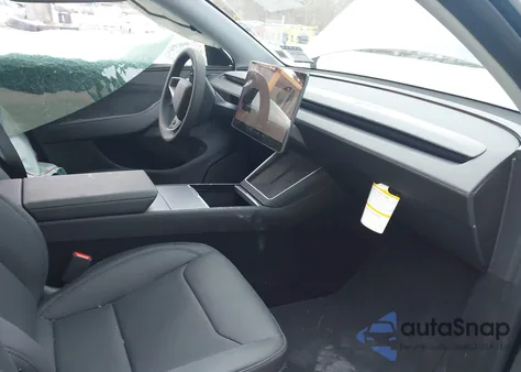 2026 Tesla Model Y Long Range Dual Motor All-Wheel Drive/Long Range Launch Series z USA, uszkodzony, nr VIN 7SAYGDEE1TF447021